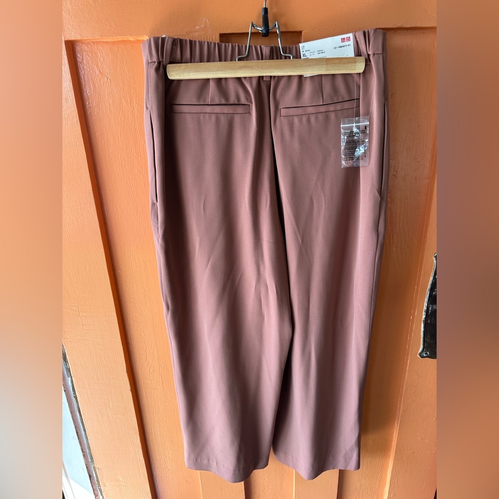 Uniqlo wide leg cropped pants. NWT. No defects.